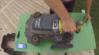 Byter batteri på Automower 320
