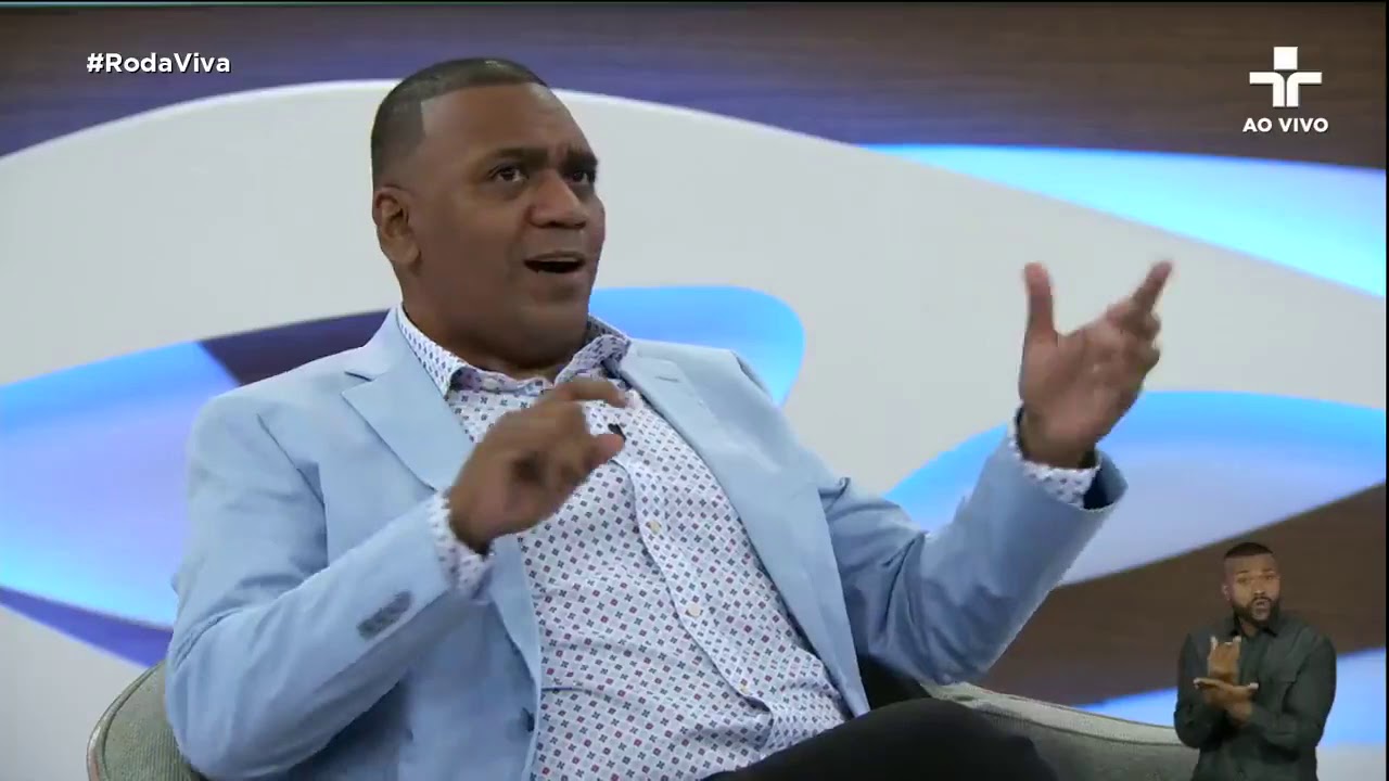 "No Brasil, o negro não nasce negro, descobre que é negro", diz Preto Zezé no Roda Viva