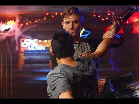 Valentões apanhando (Cena do filme o hóspede)