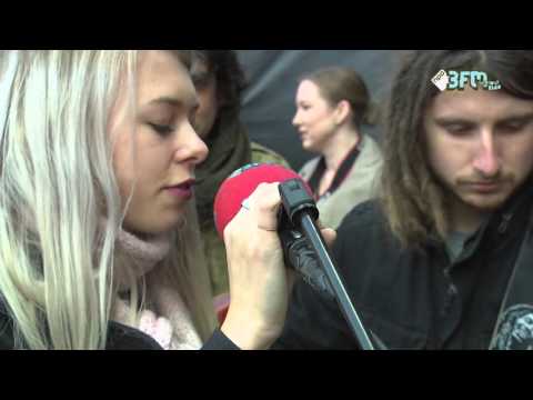 Lotte Walda zingt bij brievenbus - 3FM Serious Reqeust 2015