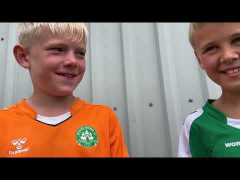 Interview og pokalløft fra podiet med U12 drengene fra Helsted Fremad I.F.