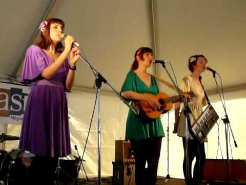 sxsw 2010:  The Living Sisters - Don't Let The Sun Go Down