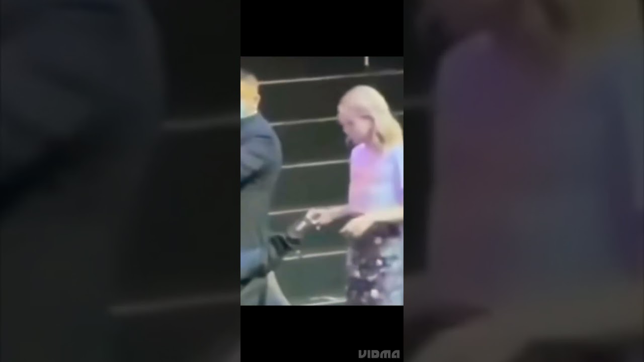 #freebecky  holding her hand  #lovely #gaptheseries #moments #freenbeckyforgaptheseries #freenbecky