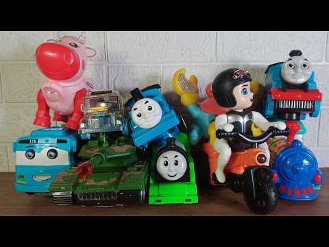 Colección de juguetes coloridos: trenes, autos y lindas amigas.