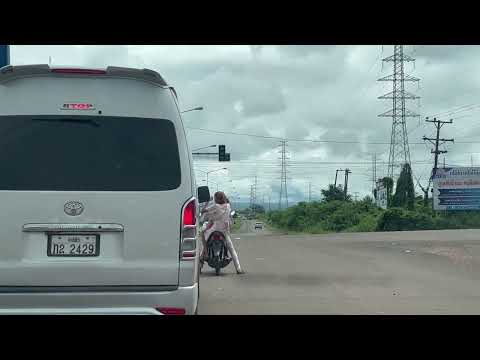 Dirigindo🚘 Centro da cidade de Pakse, província de Champassak, Laos🇱🇦