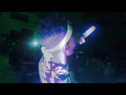 Kwenye Uzinduzi wa video ya B2K Kwanini: Riser Stardia akiperfom