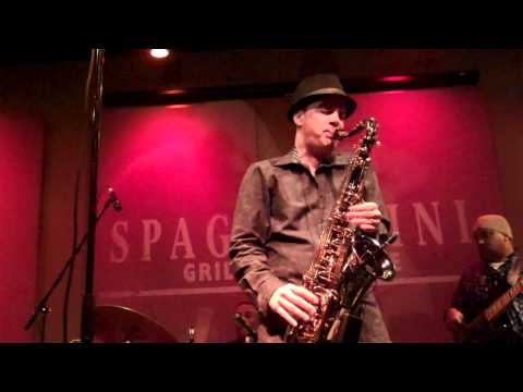 Darren Rahn performs Magnetic Live at Spaghettinis