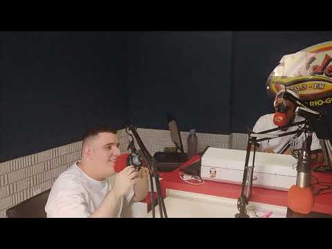 Silas no estúdio da líder FM Pires do Rio Goiás  parte 5