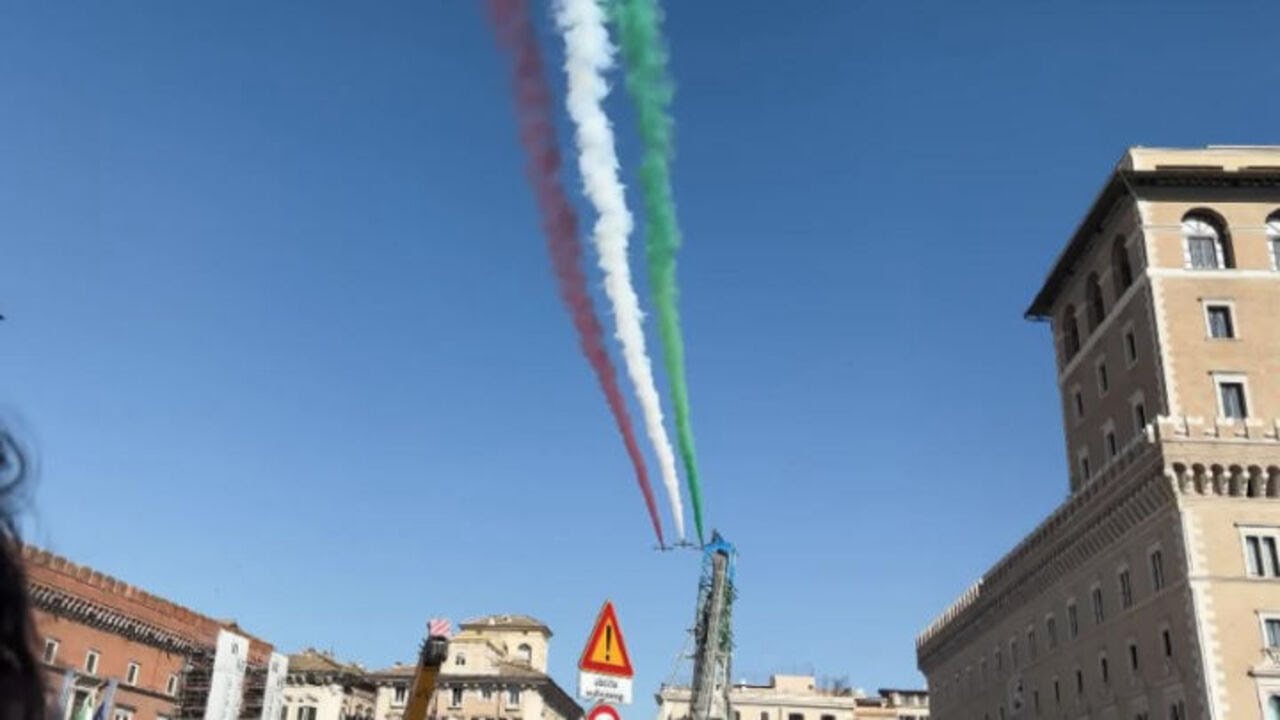 Le Frecce Tricolore sorvolano l'Altare della Patria per la Giornata dell'Unita Nazionale