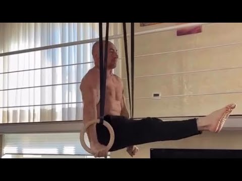 Yuri Chechi festeggia 56 anni con un incredibile esercizio agli anelli (nel salotto di casa)