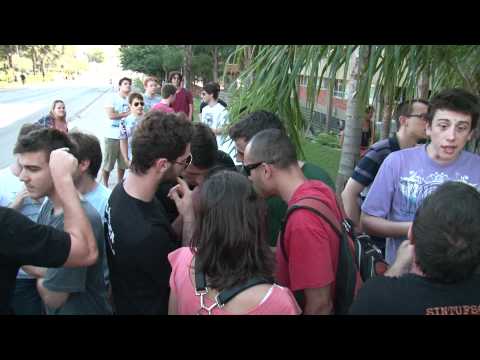 Universidade Já - Servidores fecham acesso a veículos na UFSC