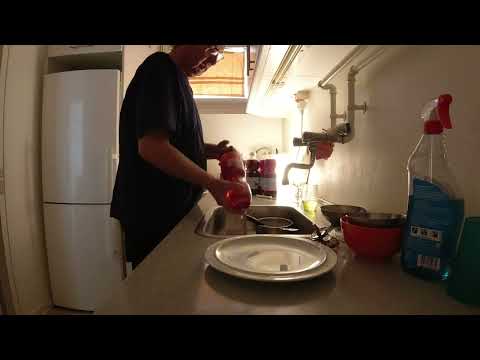 MongoTV_11250 - STOPPER MED AT DRIKKE SAFTEVAND - Hælder Saftevand i KØKKENVASK