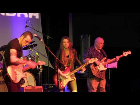 Goin' Down - by Gary Hoey & Kelsi Kee at the 2016 Dallas International Guitar Show Day 3
