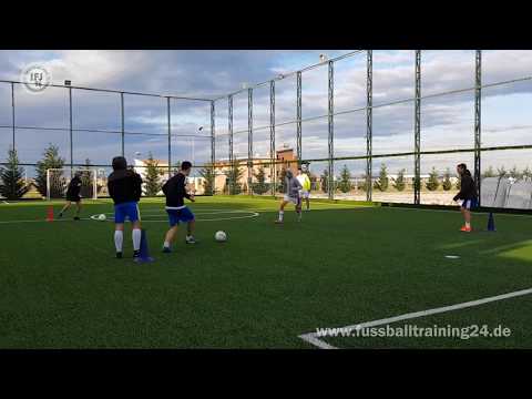 Pass- und Kombinationsübung im Quadrat mit 2 Bällen