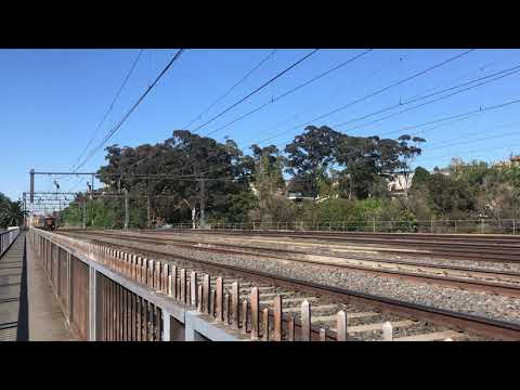 CFCLA G515 “Rising Fast” hauls UP Qube Apex Train through Cremorne Railway Bridge - 23/10/19