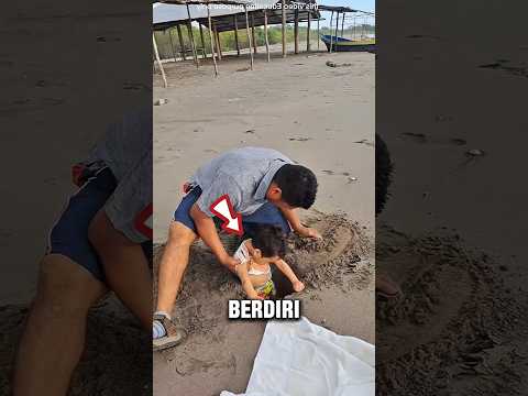 Ayah ini Punya Cara Cerdik Agar Anaknya Bisa Merasakan Berdiri dengan Kedua Kakinya Sendiri!