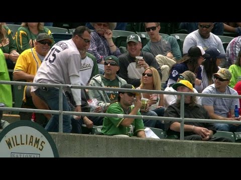 NYY@OAK: Yankees fan gets a ball after getting robbed