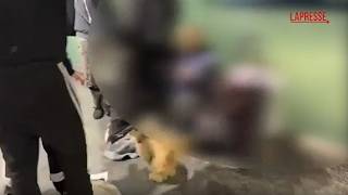 Dopo i saccheggi nei negozi del centro, alcuni giovani regalano gli abiti rubati a un senzatetto:...