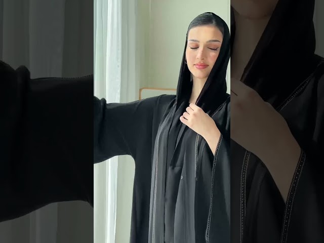 عباية سوداء بأكمام واسعة وتطريز على الاطراف 7019