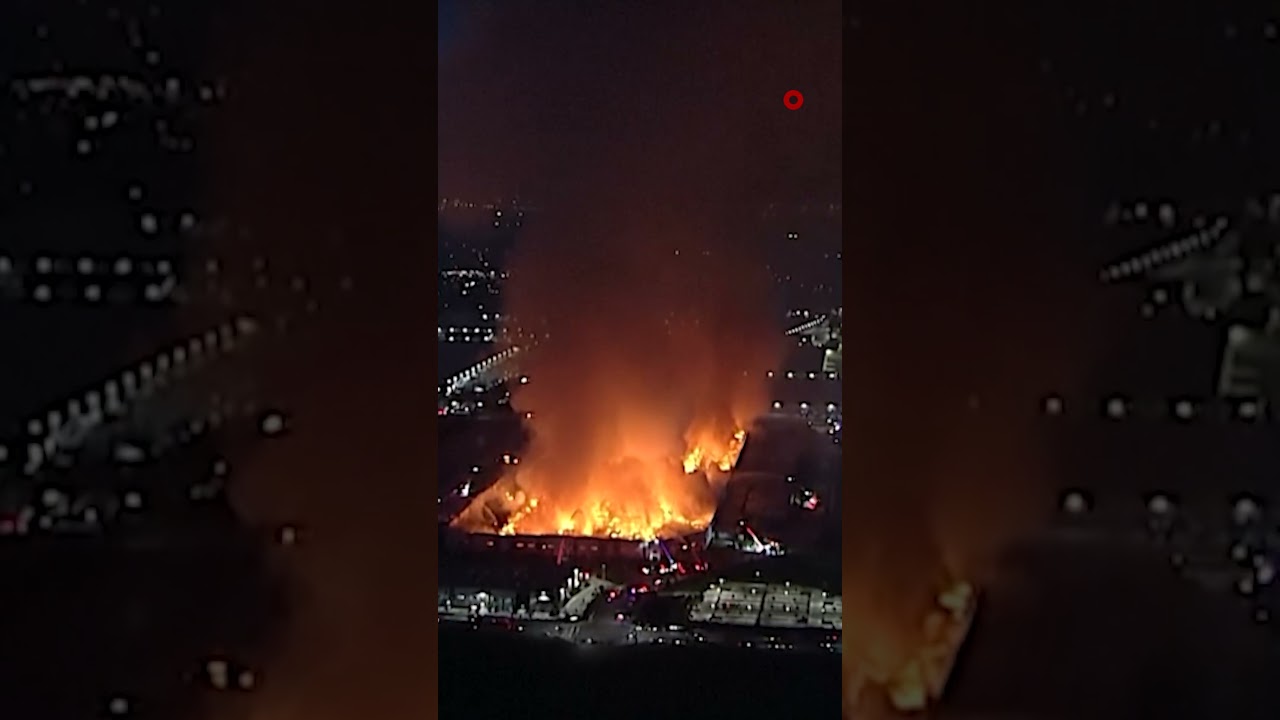 فيديو | شاب أميركي في ولاية كاليفورنيا يحرق مستودعاً يعادل حجمه 16 ملعب كرة قدم احتجاجاً على راتبه