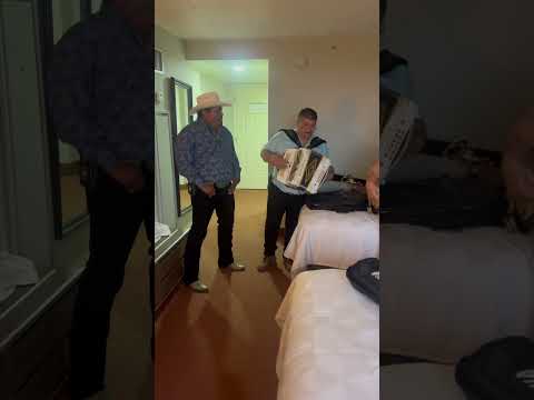 EL GALLO DE LA FRONTERA Y SANTAFE EN MATAMOROS #music #viralvideo #automobile #horse #animals #viral
