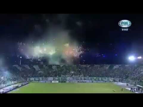 "Recibimiento Oriente Petrolero vs Atl. tucuman copa suadmericana 2017" Barra: Los de Siempre • Club: Oriente Petrolero • País: Bolívia