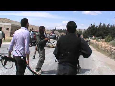 قتل أحد عناصر قوات النظام من قبل القائد أحمد الفج خلال معركة السيطرة على خان العسل