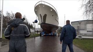 preview picture of video 'Moving Feadship Olympia into the yard at De Vries Makkum'