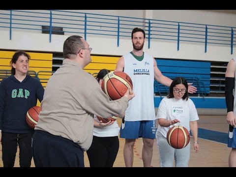 Visita Aspanies Plena Inclusión Melilla al entrenamiento del Melilla Baloncesto