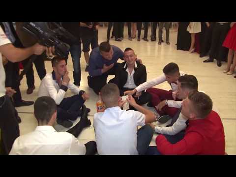 Maturantet e vallzojne shume bukur kengen e fukarase