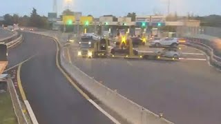 Bologna, camionista fa inversione al casello di Casalecchio di Reno e imbocca la A1 contromano