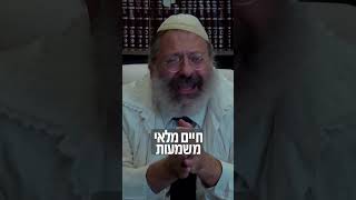 לבוש בבגדי החג, הרב ג'ייקובסון במסר מעורר ליום הכיפורים. מעורר! #יום_כיפור #העצמה #טראומה (הרב יוסף יצחק ג'ייקובסון) - התמונה מוצגת ישירות מתוך אתר האינטרנט יוטיוב. זכויות היוצרים בתמונה שייכות ליוצרה. קישור קרדיט למקור התוכן נמצא בתוך דף הסרטון