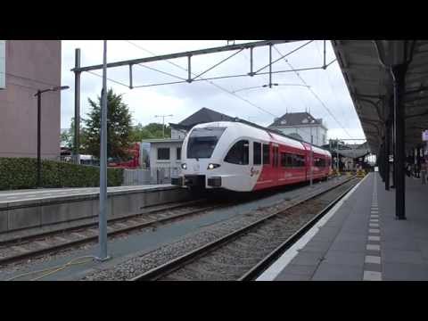 Arriva GTW 'Samuel van Houten' vertrekt van station Leeuwarden