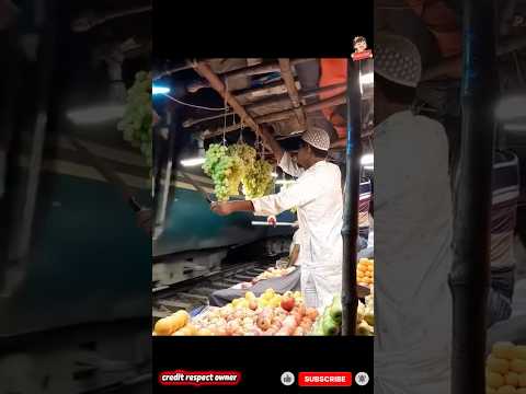 Train ke pass fruits seller knife lekar khada hai #shorts #youtubeshorts #animals #emotional