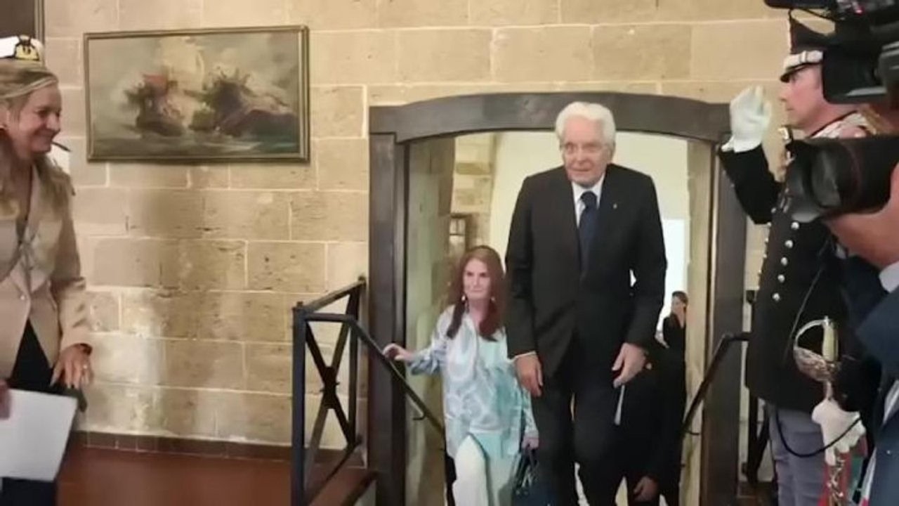 Mattarella e Meloni ai Giochi del Mediterraneo a Taranto, stretta di mano tra i due