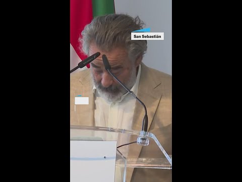 Eduard Fernández se pone un pañuelo palestino al recoger el Premio Nacional