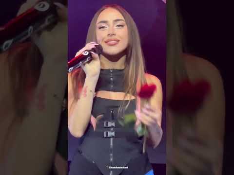 Nicki Nicole cantando Ojos Verdes en vivo en Miami #nickinicole