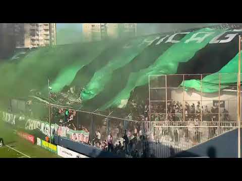 "Recibimiento Nueva Chicago vs Quilmes (vuelta de los visitantes)" Barra: Los Pibes de Chicago &bull; Club: Nueva Chicago &bull; País: Argentina