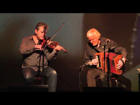 The Máirtín O'Connor Band plays the Inagh Valley set: Traditional Irish Music from LiveTrad.com