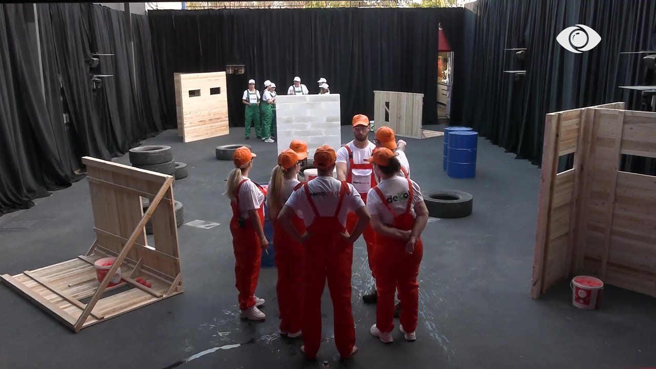 Bie gongu/ Banorët të pozicionuar në grupe nisin lojën e “paintball”