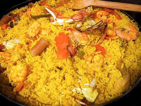 Paella de pollo y mariscos. Sencilla y deliciosa