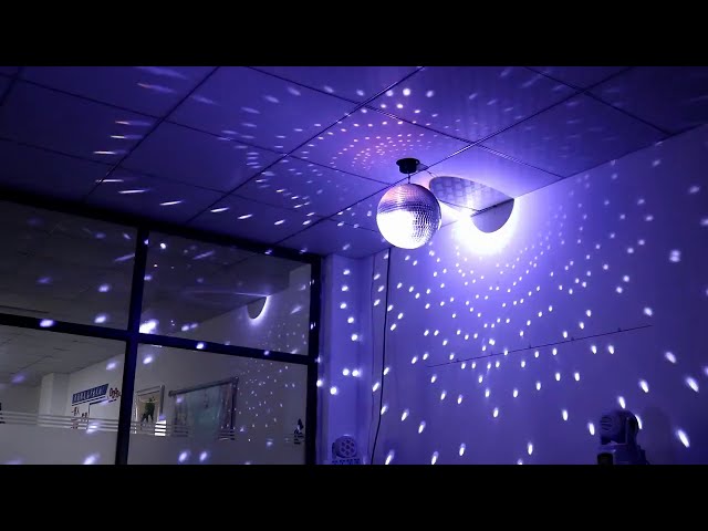 Vídeo relacionado con Boland - 00749 - Pendientes de bola de discoteca con luz LED, bisutería luminosa para carnaval, discoteca, festival