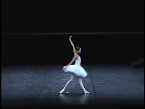 Η Mathilde Froustey [Ματίλντ Φρουστέ] στη «Sérénade» από το Suite en blanc [Λευκή Σουίτα] του Serge Lifar [Σερζ Λιφάρ], χαρακτηριστικό παράδειγμα της νεοκλασσικής εκδοχής του λευκού μπαλέτου. Opéra National de Paris, Τόκιο, 2007.