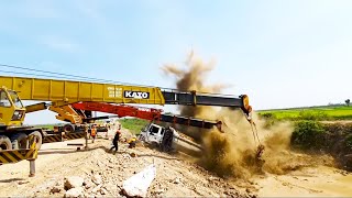 Download lagu OMG!! Amazing Dump Truck Accident and Successful Skills Recovery By 2 Big Crane Truck mp3