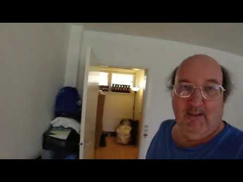 MongoTV_4748 - Del 2 - VRIDER VÅDT VASKETØJ FRA BADEKAR OG HÆNGER TIL TØRRE PÅ TØRRESTATIV