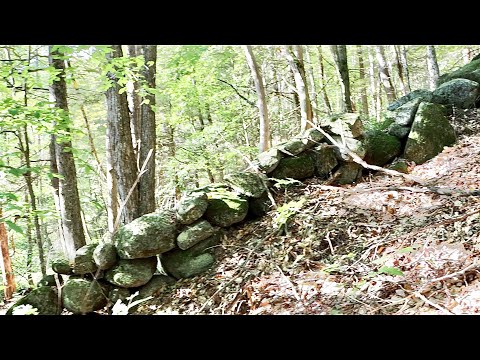 Alter Ort gefunden, als ich dieser verrückten Steinmauer den Hügel hinauf gefolgt bin, mit Metall...