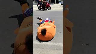 Download lagu Badut Mampang Terbang Melayang Guling Guling mp3