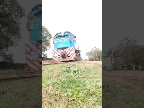 LOCOMOTORA 7915 POR MOCORETA #ferrocarril #trenes #tren