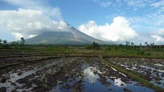 preview picture of video 'Mayon Volcano December 16, 2009 3:02PM'
