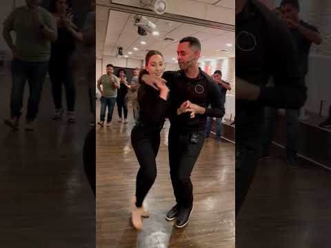 Intermediate Bachata Class Demo - Demetrio & Nicole - Bachata Dance Academy #bachata #bachatadance